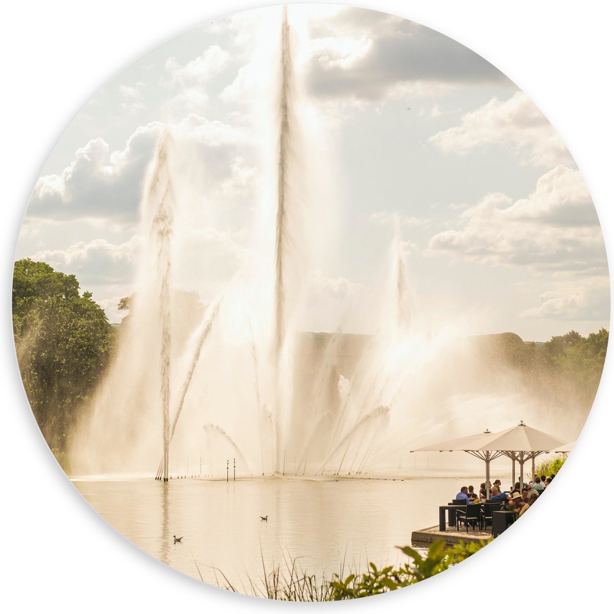 PVC Schuimplaat Muurcirkel - Waterfontein in een Meer - 100x100 cm Foto op Muurcirkel (met