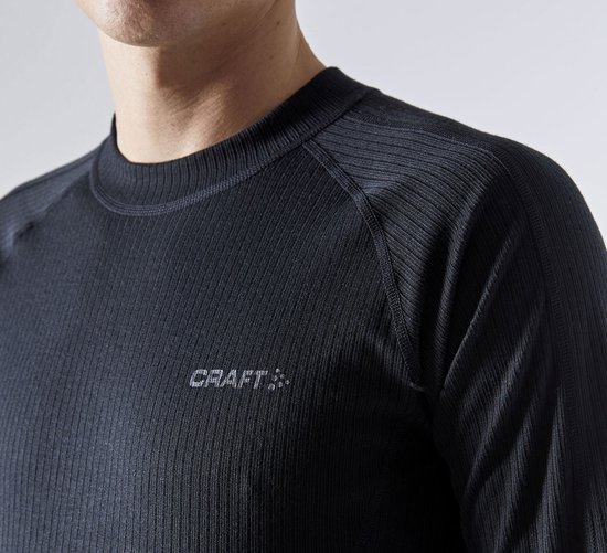 Close-up van zwarte longsleeve met fijne ribbelstructuur en Craft logo.