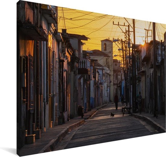 Lever de soleil sur la rue de la ville de Camaguey à Cuba, Amérique du Nord Toile 180x120 cm - Tirage photo sur toile (Décoration murale salon / chambre) XXL / Groot format!