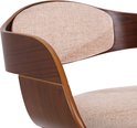 Close-up van een stoel met een gebogen houten frame en stoffen bekleding