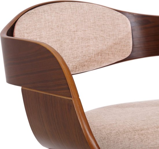 Close-up van een stoel met een gebogen houten frame en stoffen bekleding