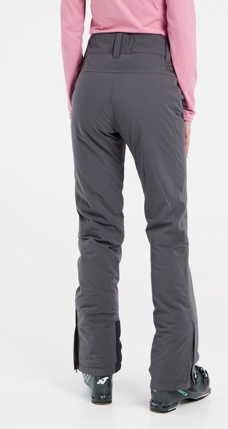 Mannequin vue de dos en pantalon de ski gris avec col roulé rose et chaussures de ski.