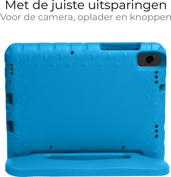 Achterkant van blauw tablethoesje met uitsparingen voor camera, oplader en knoppen.