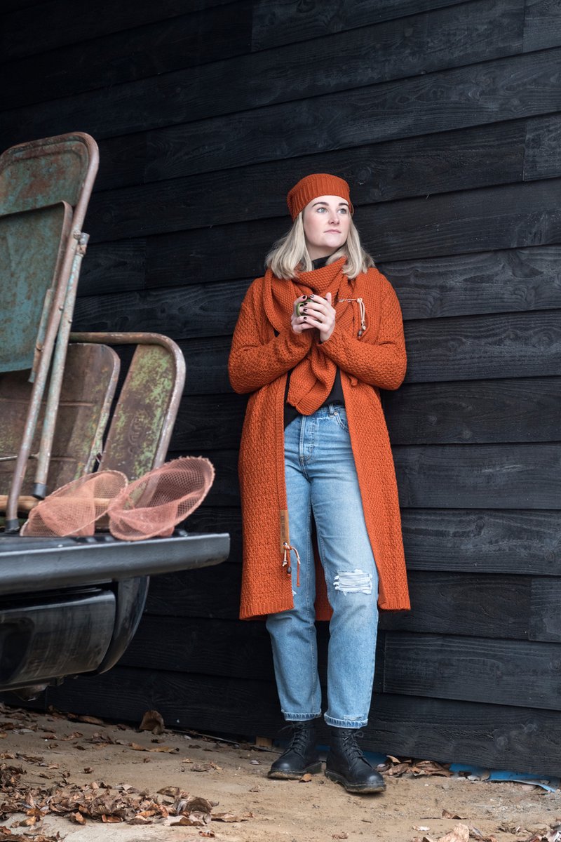 Knit Factory Luna Lang Gebreid Vest Jeans - Gebreide dames cardigan - Lang vest tot over de knie - Donkerblauw damesvest gemaakt uit 30% wol en 70% acryl - 36/38