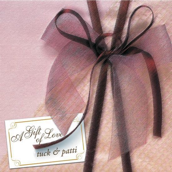 Cadeauverpakking met strik, 'A Gift of Love tuck & patti'.