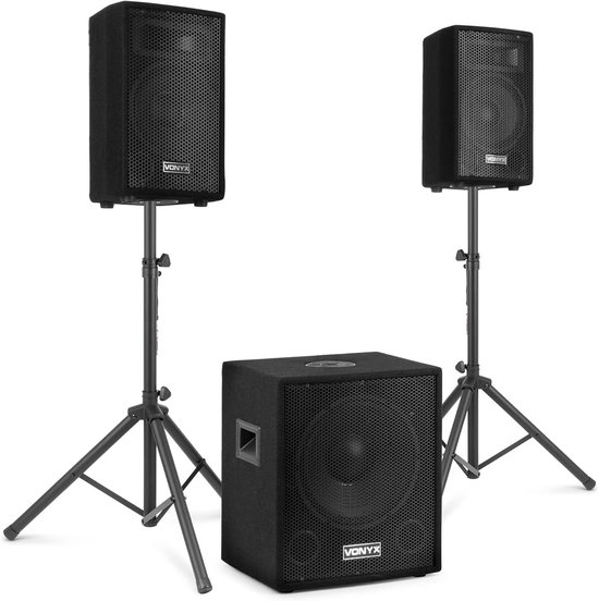 Set van twee Vonyx luidsprekers op statieven en een subwoofer ertussen.
