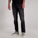 Man in een donkergrijze jeans, recht model, gedragen met grijze sneakers.