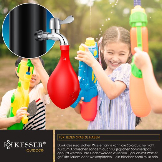 Kinderen spelen met waterpistolen bij een buitendouche met een rode waterballon aan de kraan.