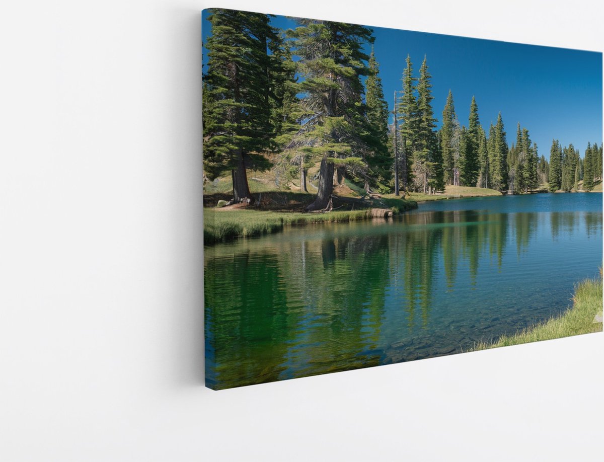 Saammp Canvas Schilderij - Meer tussen de bomen - Landschap - Natuur - 90x60 - Foto op canvas - Wanddecoratie - Muurdecoratie Woonkamer - Slaapkamer decoratie - Canvas Print Multicolor