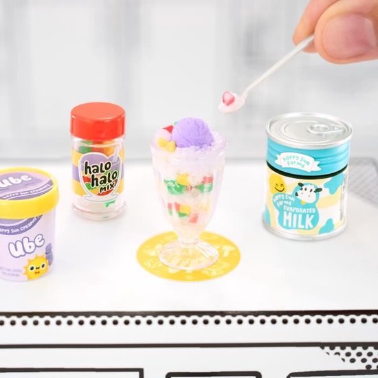 Miniatuur café-items: potje 'Ube', potje 'Halo Halo Mix', glas met dessert en blikje 'Evaporated Milk'.