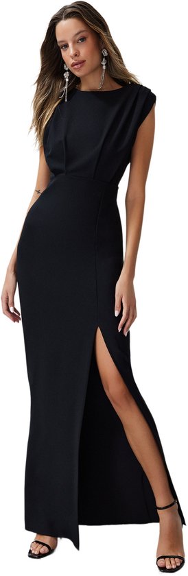 Robe longue noire à fente haute, portée par une mannequin avec des bijoux.