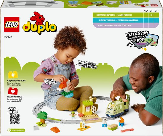 Un jeune enfant et un adulte jouent avec le train d'aventure interactif LEGO DUPLO. Ils construisent avec les blocs et le train.