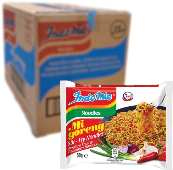 Een pak Indomie Mi Goreng stir-fry noedels, met garnalen, ui en rode peper. Op de achtergrond een doos Indomie noedels.