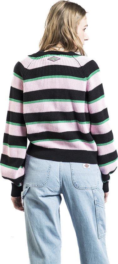 Model van achteren gezien in een gebreide trui met roze, zwarte en groene strepen.