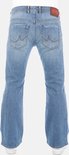 Achterkant van een blauwe spijkerbroek met bootcut pasvorm en leren label.
