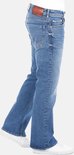 Zijaanzicht van een spijkerbroek met bootcut pasvorm, medium blauwe denim met stonewash effect.