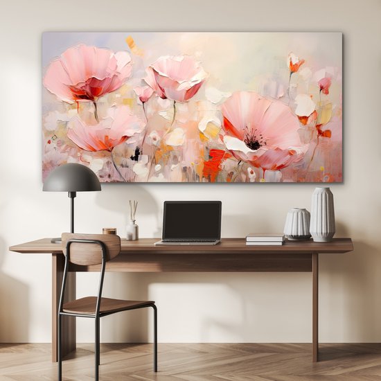 Peinture abstraite de fleurs roses au-dessus d'un bureau en bois avec un ordinateur portable et des vases décoratifs.