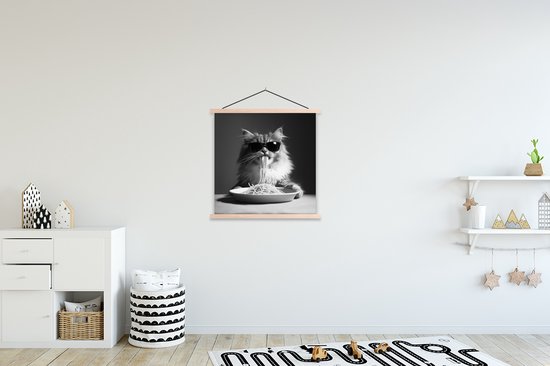 Posterhanger incl. Poster 90x90 cm - Schoolplaat - Langharige kat - Zonnebril - Spaghetti - Humor - Zwart - wit - Textielposter - Blanke latten