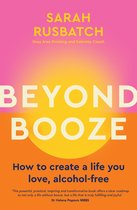 Boek 'Beyond Booze' van Sarah Rusbatch, over hoe je een leven creëert zonder alcohol. Met een gele cirkel en roze en oranje achtergrond.
