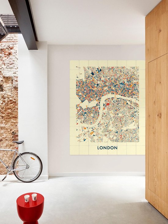 Une carte colorée de Londres avec des rues rouges, bleues et oranges sur fond jaune clair.