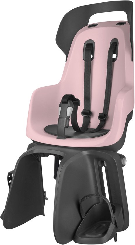 Roze fietsstoeltje met zwarte gespen, zwarte voetsteunen en bevestigingssysteem.