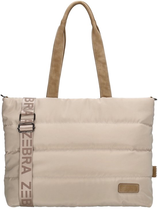 Rechte, beige puffer shopper met horizontale banen, suède hengsels en een beige crossbody band met tekst.