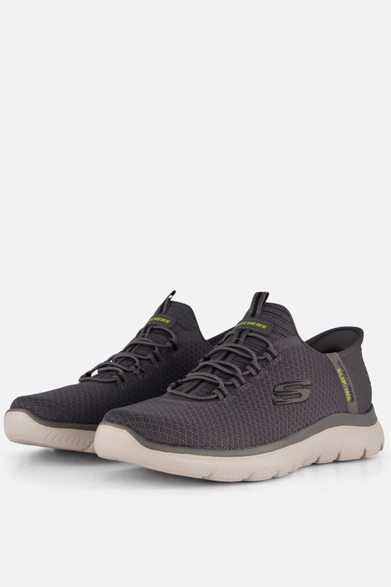 Grijze sneakers met mesh bovenwerk, veters en beige zolen.