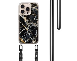 Hoesje met koord geschikt voor iPhone 16 Pro Max - Black marble elegance - Inclusief zwart koord - Crossbody beschermhoes - Transparant, Zwart, Goud - Mooie Telefoonhoesjes
