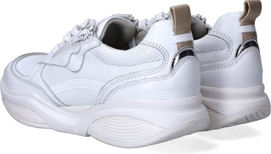 Flanc de deux sneakers blanches en cuir avec fermeture éclair, boucles beiges et détails argentés au talon.