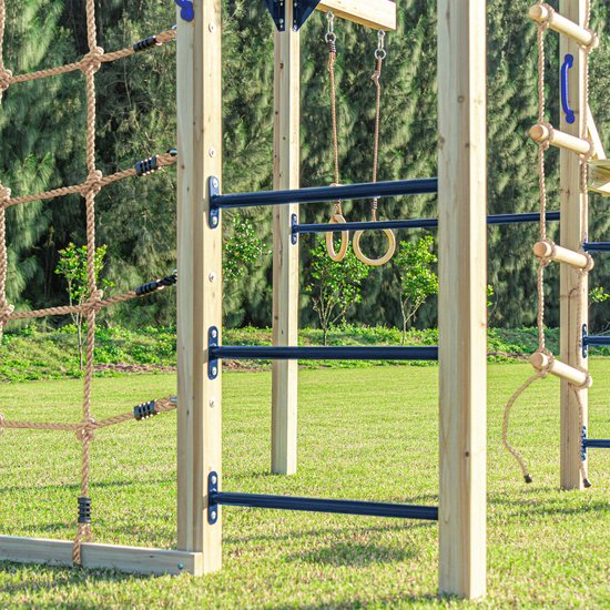 Houten klimrek met touwnet, ladders, ringen en optrekstangen.