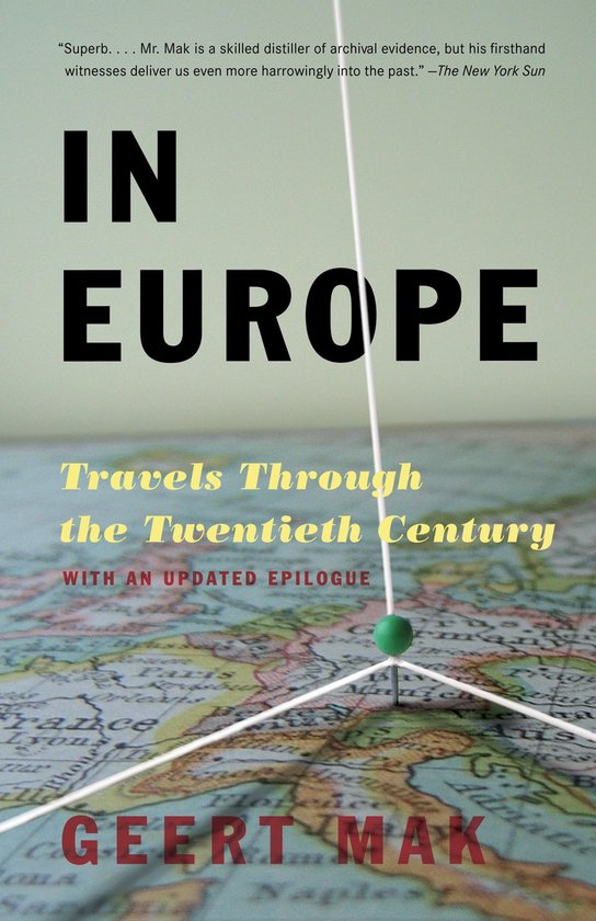 Livre 'In Europe' de Geert Mak, avec une carte de l'Europe et un trombone.