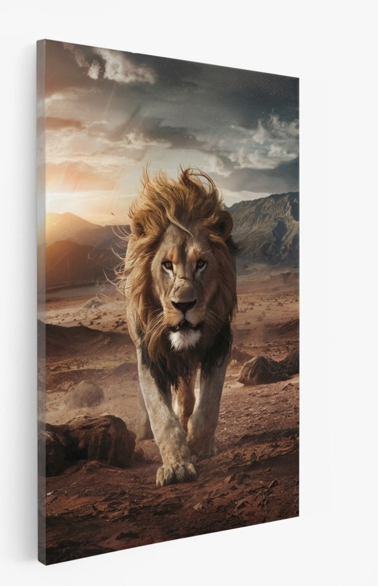 Saammp Canvas Schilderij - Leeuw tussen de bergen - Dieren - 60x90 - Foto op canvas - Wanddecoratie - Muurdecoratie Woonkamer - Slaapkamer decoratie - Canvas Print Multicolor