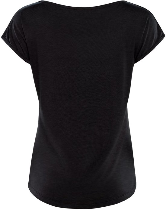 Achterkant van een zwart dames shirt met korte mouwen en bootnek.