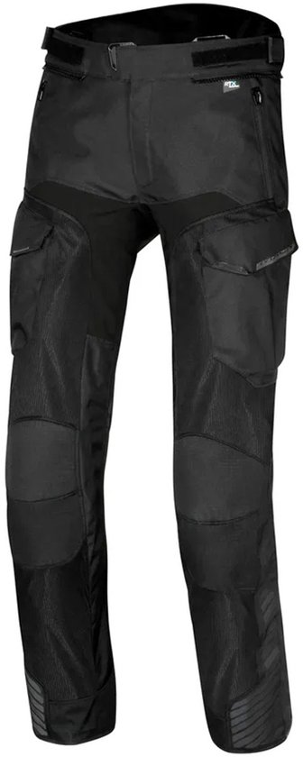 Pantalon de moto Macna noir avec poches cargo, panneaux d'aération, ceinture réglable et détails réfléchissants.