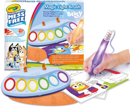 Crayola Color Wonder Magic Light Brush en Bluey-kleurplaten. Een lichtgevende pen kleurt een tekening.