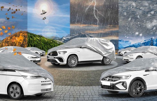 Middenauto met zilveren hoes, omringd door auto's met hoezen, op een betegeld plein.