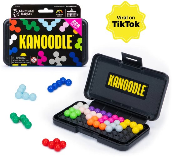 Kanoodle-doos met "Viral on TikTok"-sticker en open koffer. Losse veelkleurige knikkers naast de koffer.