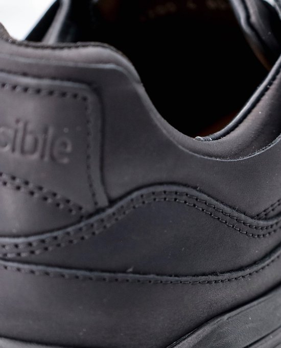 Detail van de hiel en het logo van een zwarte Xsensible schoen.