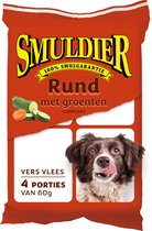 Smuldier hondenvoer: Rund met groenten, 4 porties van 60g. Met een hondje dat likt.