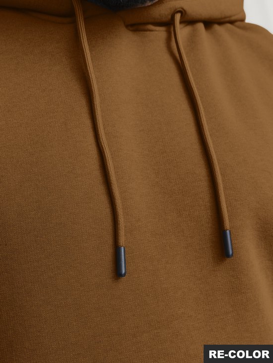Bruine hoodie met capuchon en koordjes met zwarte uiteinden.