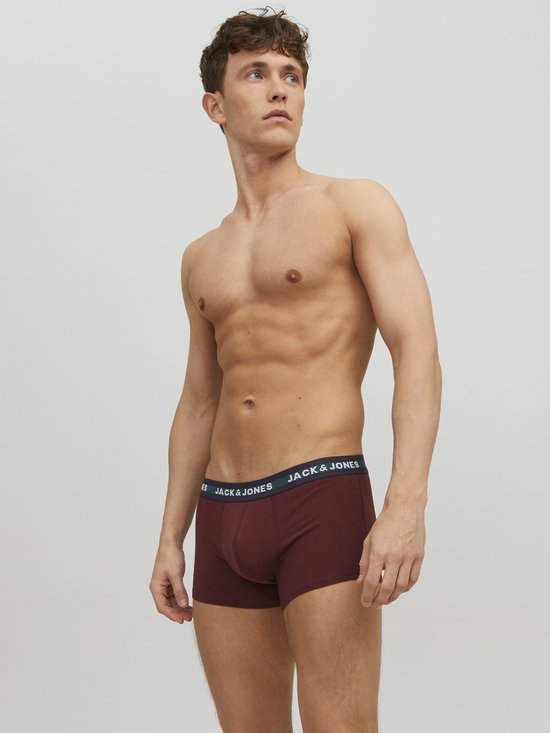 Model in bordeauxrode boxer met donkerblauwe en groene 'JACK & JONES' tailleband.