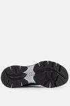 Zool van een zwarte Skechers sneaker, met zilverkleurige details.