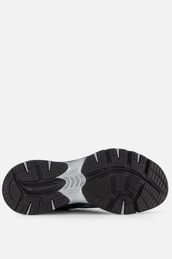 Zool van een zwarte Skechers sneaker, met zilverkleurige details.