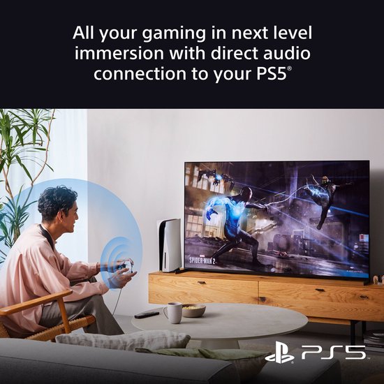 Man speelt PS5 en luistert met nekband speaker. Tekst: 'All your gaming in next level immersion with direct audio connection to your PS5®'.