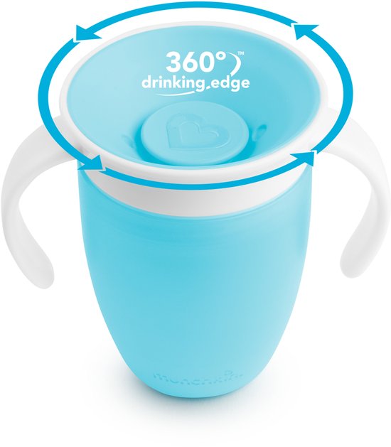 Blauwe Munchkin Miracle 360° drinkbeker met witte handvatten en een blauw deksel met hartje.