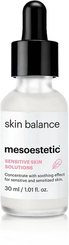 Flesje met druppelaar, met 'skin balance mesoestetic SENSITIVE SKIN SOLUTIONS' en 'Concentrate with soothing effect for sensitive and sensitized skin. 30 ml / 1.01 fl. oz.'