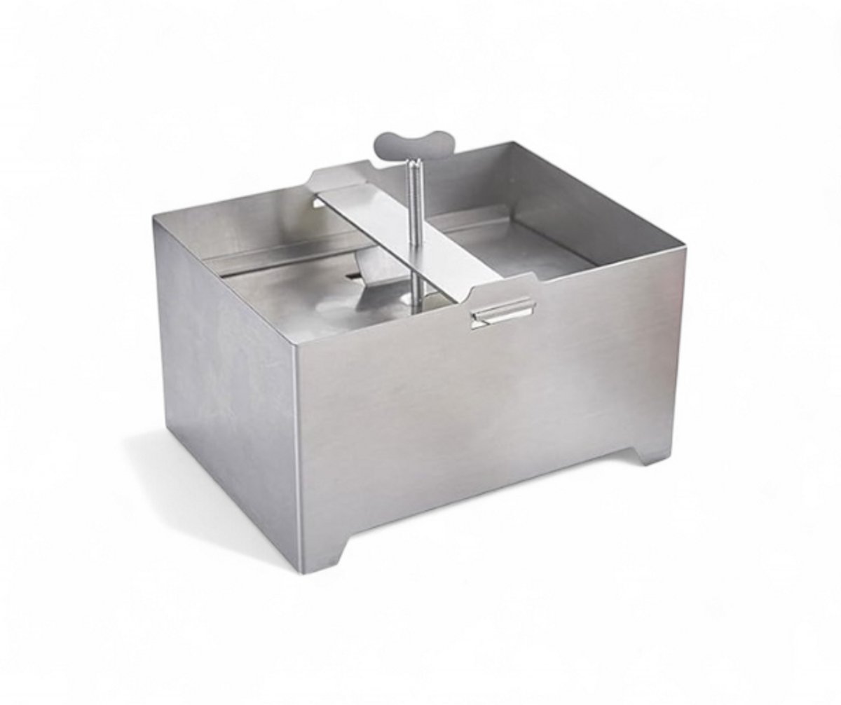 Dutchers.® Tofupers - RVS - Incl. Tofu doek & Druppelbak - Tofu Press - Voor het persen van Tofu, zonder breken of scheuren - Verbetert Smaakopname - Keukenaccessoires - Tofu pers - Tofupers - Homemade Tofu - Duurzaam & Gemakkelijk in gebruik - Tofu