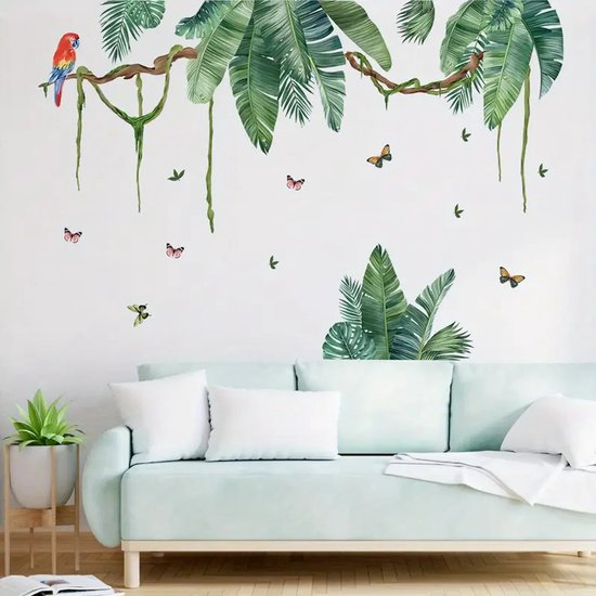 Décoration murale avec un perroquet sur une branche, entouré de feuilles de palmier vertes et de papillons.