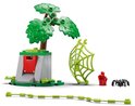 LEGO-onderdelen: een groene boom, een grijze constructie met rode deur, een spinnenweb, een rode bliksemschicht en een zwarte spin.