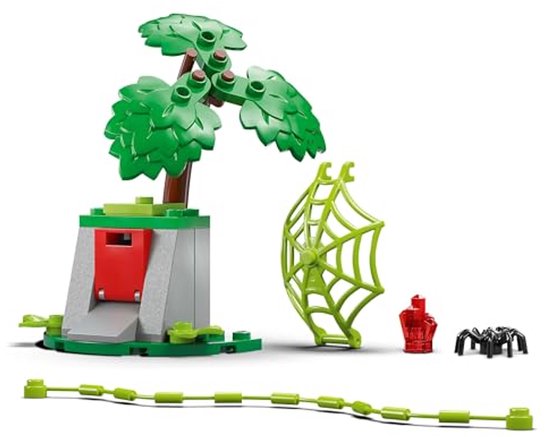 LEGO-onderdelen: een groene boom, een grijze constructie met rode deur, een spinnenweb, een rode bliksemschicht en een zwarte spin.